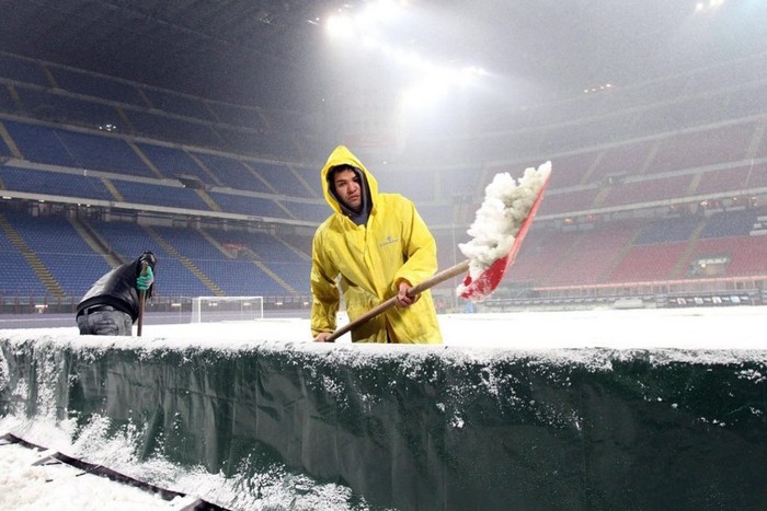 Trận đấu giữa Inter Milan và Palermo tại Giuseppe Meazza sau đó vẫn diễn ra trong thời tiết tuyết rơi.